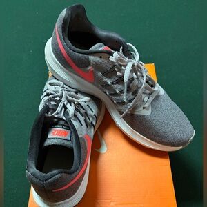 Women’s Nike run swift